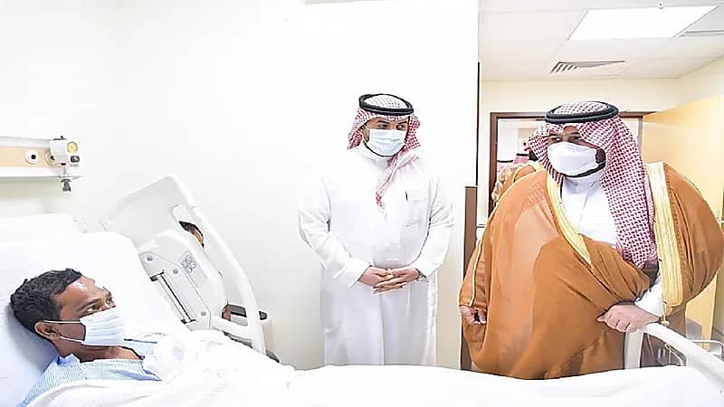 صور..أمير جازان بالنيابة يطمئن على المصابين جراء سقوط مقذوف بصامطة