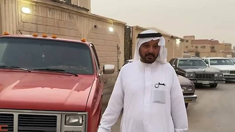 مواطن يحتفظ بسيارات يتجاوز عمرها 20 عامًا في حفر الباطن.. فيديو