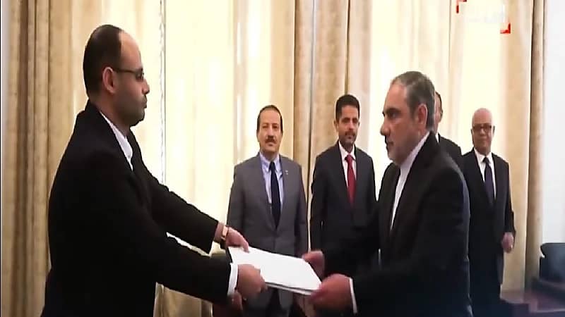 بالفيديو.. سفير إيران يغادر مطار صنعاء عبر سيارة إسعاف