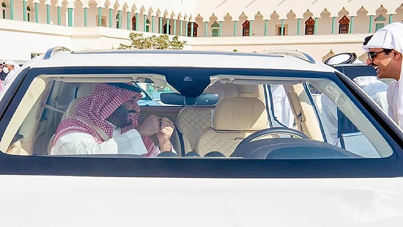 مشهد عفوي باسم يجمع ولي العهد وأمير قطر