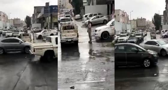 بالفيديو.. أحد أبطال الحد الجنوبي يحل الاختناق المروري