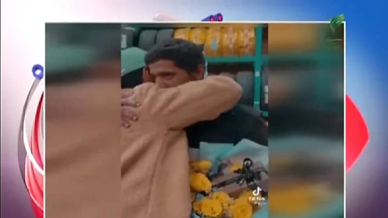 شاهد.. زايد الرميش يهدي عاملا جوال هدية بعد تعرضه للسرقة من أحد الزبائن