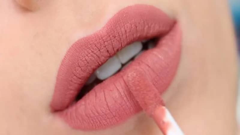 خطوات يجب اتباعها قبل وضع أحمر الشفاه المات