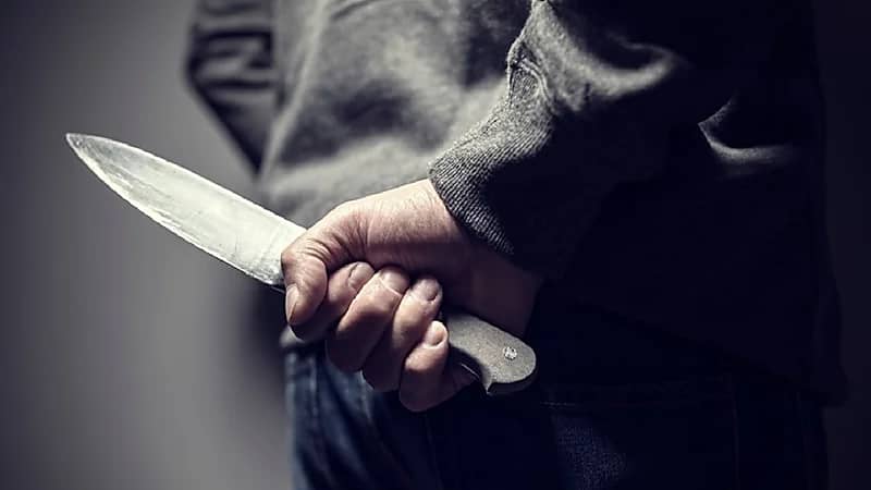 رجل يغدر بشقيقه ويسدد له طعنات بعد اختفائه 24 عامًا