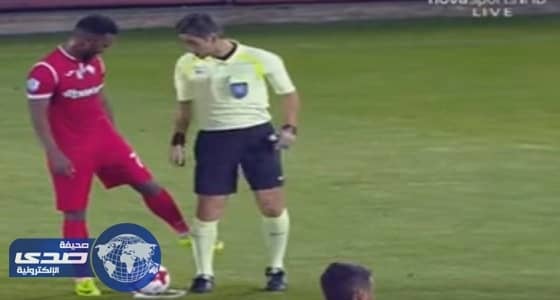 بالفيديو.. لاعب فريق أكسانثي يخطف الأنظار بواقعة طريفة