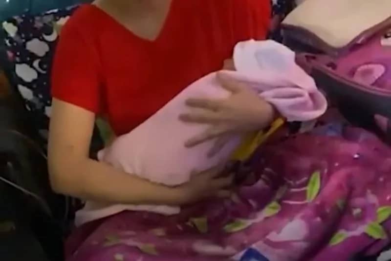 أم تبيع طفلتها لعصابة بـ 5 ملايين دينار