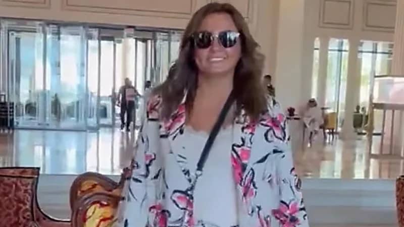 شاهد.. الفنانة بشرى تثير جدلاً واسعًا بأحدث إطلالة شبابية