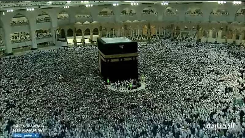 بالفيديو.. زحام متكرر بين المعتمرين فجر كل جمعة وهم يحيطون بالكعبة