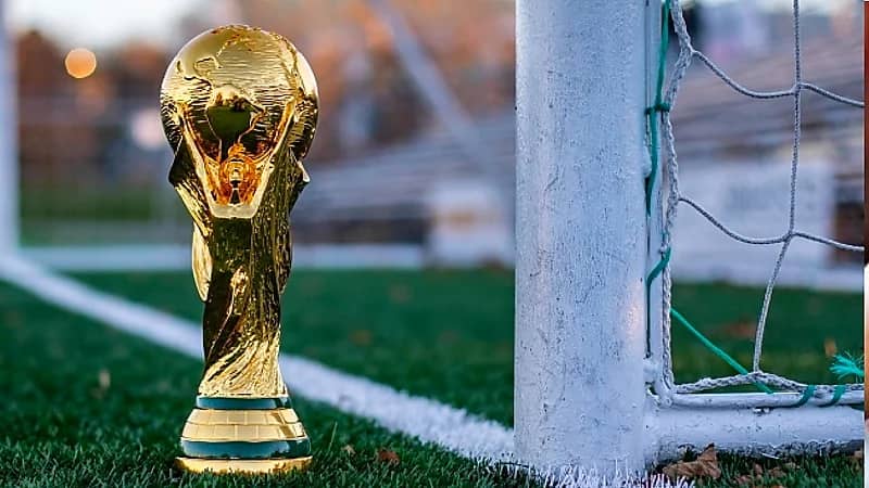 رياضيون إيرانيون يطالبون بحرمان منتخبهم من كأس العالم