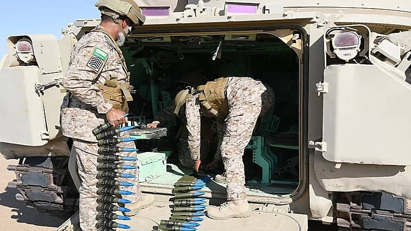 بالصور.. استمرار مناورات تمرين "رماية الخليج" بمشاركة القوات البرية الملكية