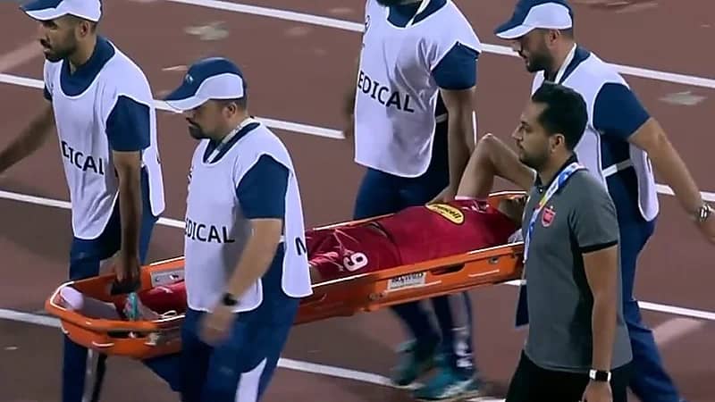 سقوط لاعب الفريق الإيراني بسبب سوء أرضية الملعب .. فيديو