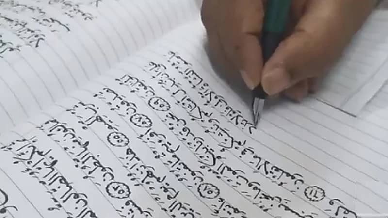 بالفيديو.. خطاط يستغرق عامين ونصف في كتابة المصحف كاملاً