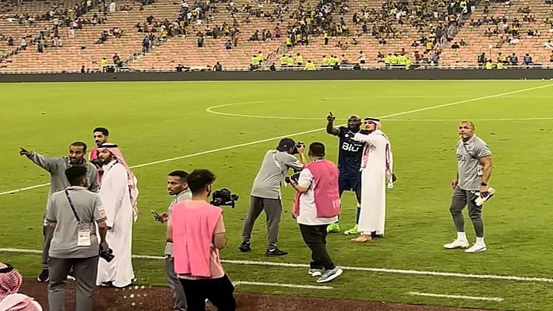 بالصور.. أمن الملعب يرفض دخول عائلة ماريغا إلى الأرضية عقب مباراة الهلال والاتحاد