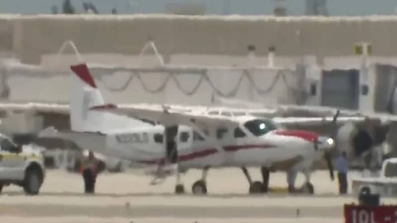 شاهد.. راكب يهبط بطائرة بنجاح بعد تعرض قائدها لوعكة صحية