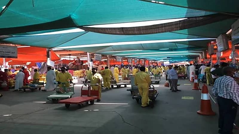 إيقاف موظف عن العمل بعدما تعدى على عامل في سوق الخضار بجدة