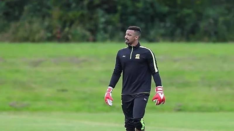 عملية جراحية بالكتف تغيب بخاري عن الملاعب