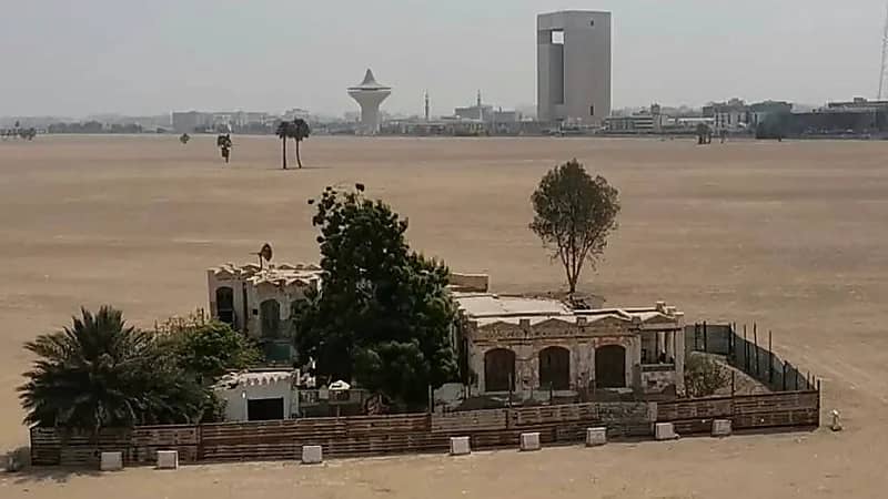 صورة لافتة لقصر "البتسان" تثير الجدل وسط أرض فضاء في حي الهنداوية بجدة