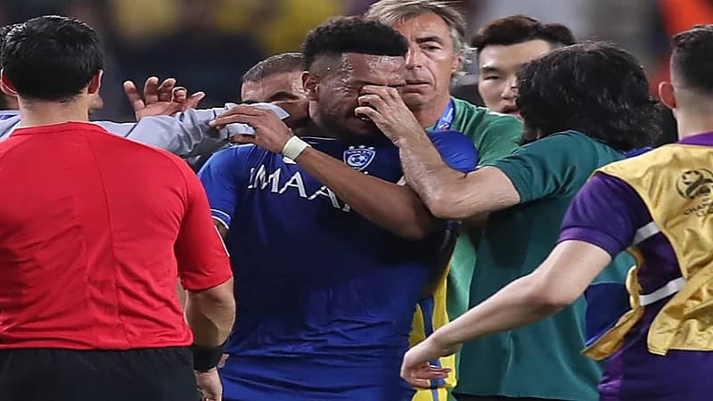 عبد الغني يحاول فقء عيني البليهي.. ومطالب لوزير الرياضة بشطبه