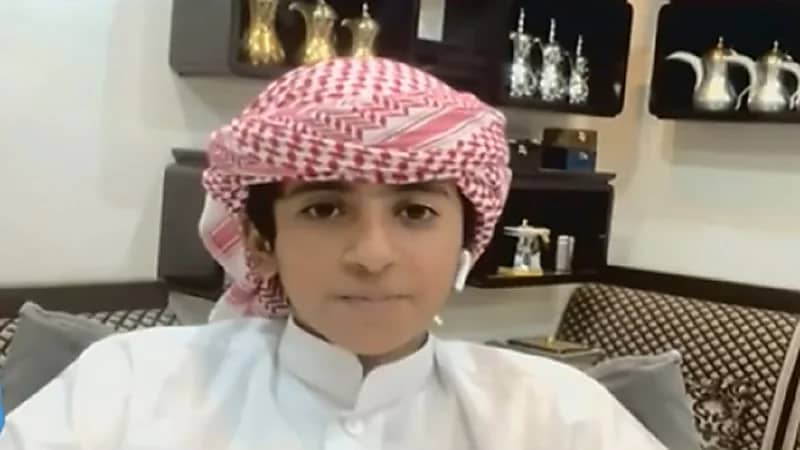 فيديو..طالب يلفت الأنظار بفصاحة لسانه وإلقاءه الشعر