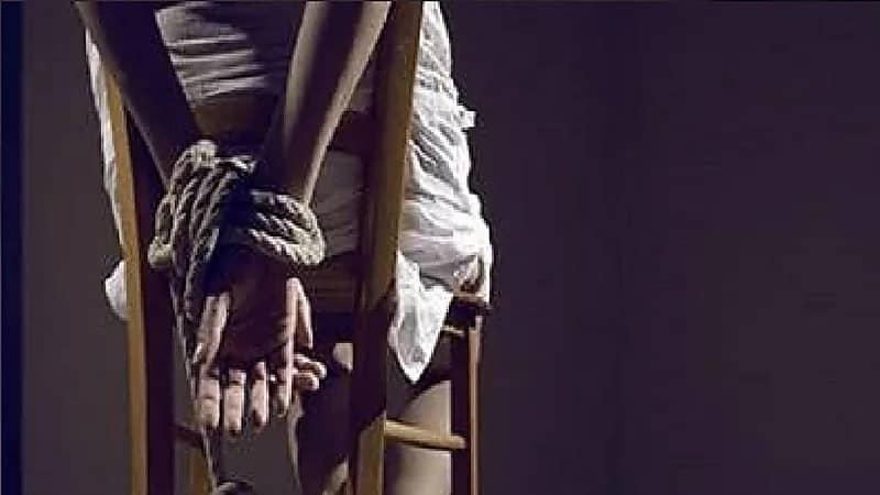 فتاة تلجأ لمجرم لاختطافها بطريقة أفلام هوليود