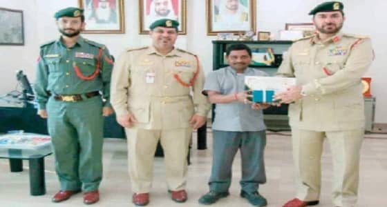 شرطة دبي تكرم عامل نظافة يعيد مجوهرات ب 200 ألف درهم