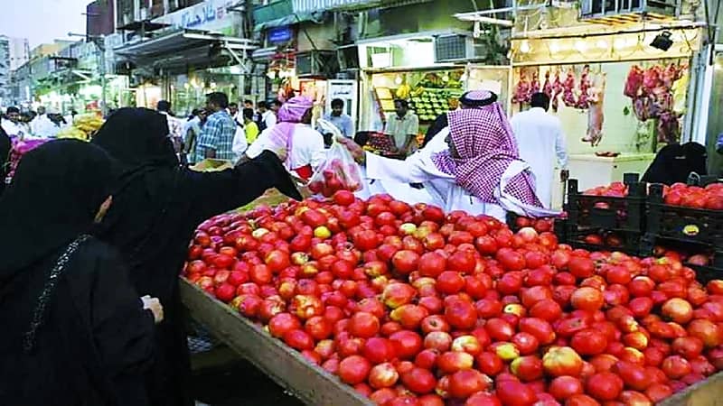 بالفيديو.. مسوق زراعي يكشف أساليب تلاعب العمالة الوافدة بأسعار الخضار