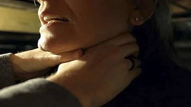 مدمن يقتل والدته بسبب الديون