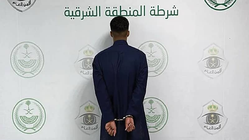 القبض على مواطن لتحرشه بحدث.. فيديو