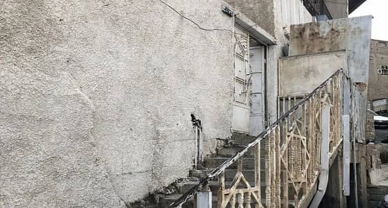 ناحر بناته بمكة يمثل جريمته في موقع الحادث