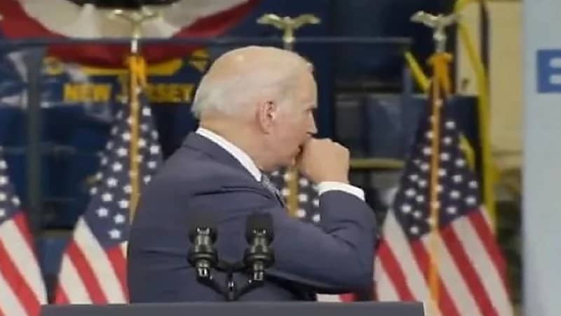 بالفيديو.. بايدن يسعل في يده ويصافح الجمهور