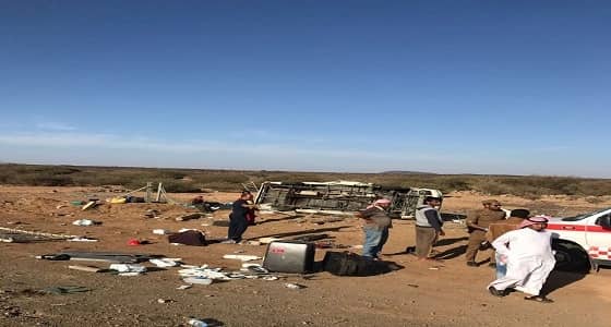 بالصور .. مصرع وإصابة 13 معتمرا أوروبيا في حادث انقلاب حافلة على طريق الهجرة