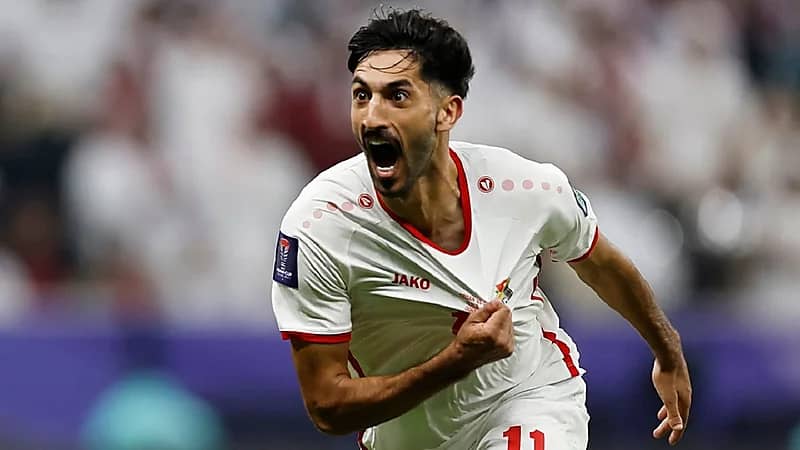 يزن النعيمات يخطف الأنظار بغنائه في حفل استقبال لاعبي الأردن .. فيديو