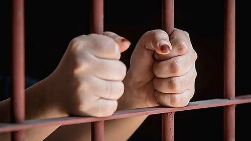 امرأة تنجب من شقيقها وتقتل الطفل أثناء سفر زوجها