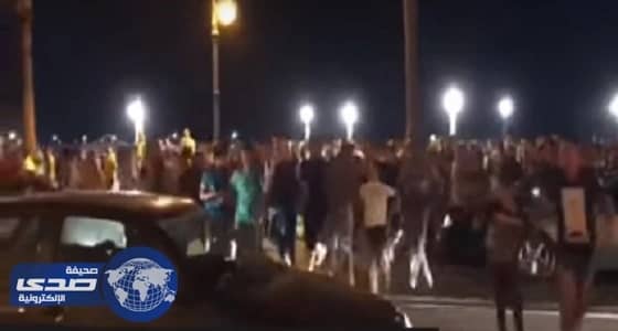 بالفيديو.. تحرش جماعي لفتاة ببلد عربي