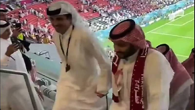 شاهد .. لحظة خروج ولي العهد وأمير قطر من استاد البيت