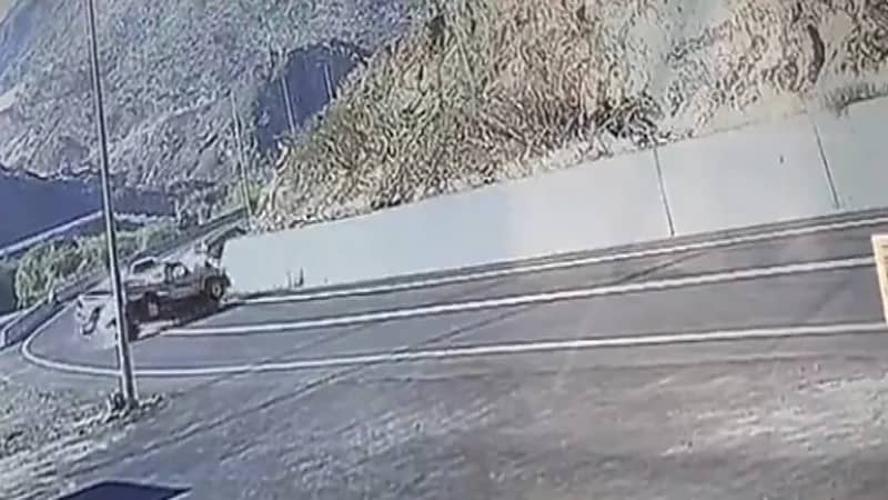 شاهد.. سيارة تصطدم بأخرى على أحد الطرق السريعة في تهامة