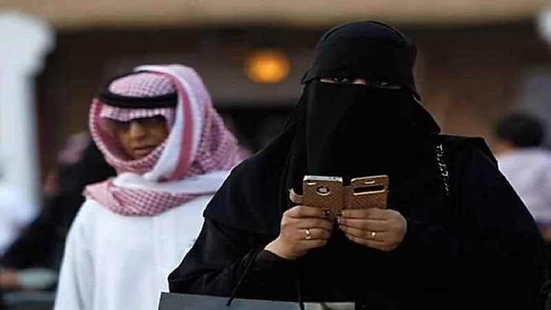 السلمان: لا تفتشين جوال زوجك لراحتك أولاً