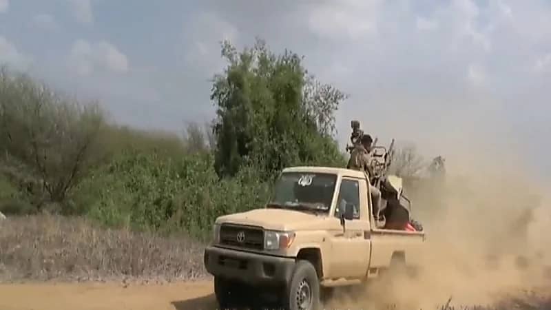 بالفيديو.. 50 عنصرًا حوثيًا يسلمون أنفسهم لقوات الشرعية في حجة