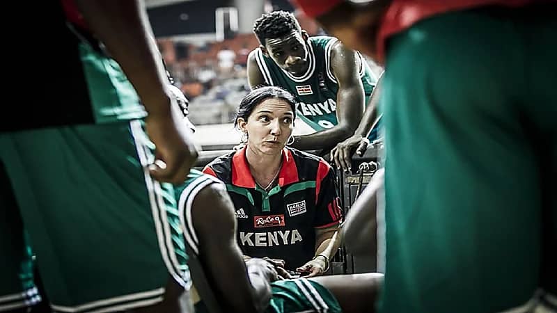 ميلز أول امرأة تُدرب فريق كرة السلة للرجال في بطولة قارية