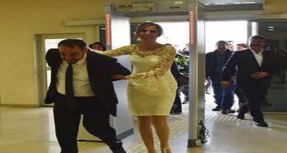 على غرار مهنتهما .. عروس تركية تقيد زوجها لعقد القران