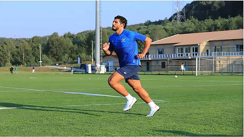 أحمد حجازي يمازح زميله حسن العلي خلال مأدبة عشاء: إيه ده اللي إنت لابسه؟.. فيديو