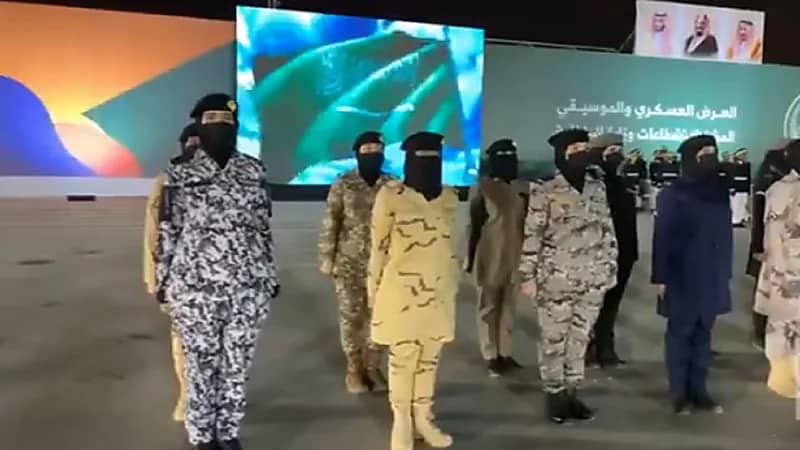 شاهد .. عسكريات يشاركن في عرض عسكري بالرياض