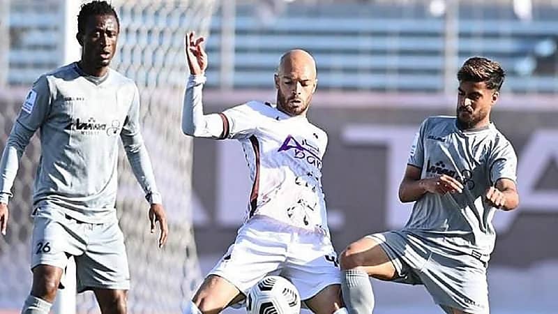 التعادل الإيجابي يحسم لقاء الطائي والجبلين