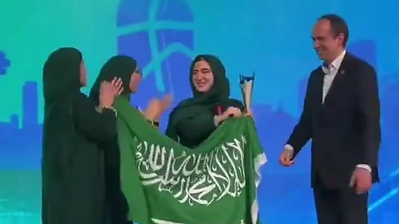 فريق "كلاد" يحصد جائزة أفضل ملف مشروع في فورمولا 1 .. فيديو