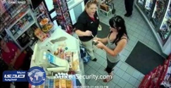 بالفيديو.. فتاة تصفع موظفة اعتراضا على فاتورة الحساب