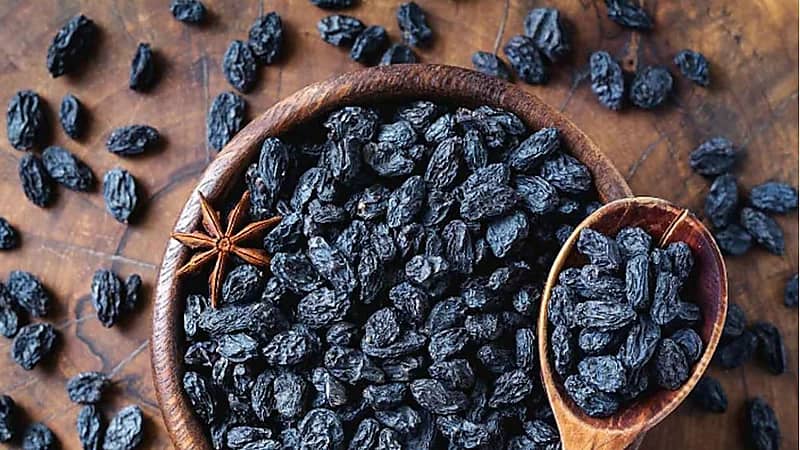 كنز غذائي: فوائد مذهلة للزبيب الأسود المنقوع