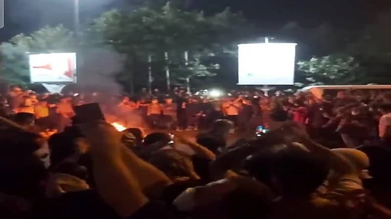 شاهد.. إيرانيات يخلعن الحجاب بطهران تضامنا مع مهسا أميني