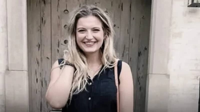 إخراج صحفية من السجن بسبب تنورتها القصيرة