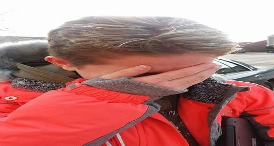 بالصور.. أب يقص شعر ابنته لسبب غريب