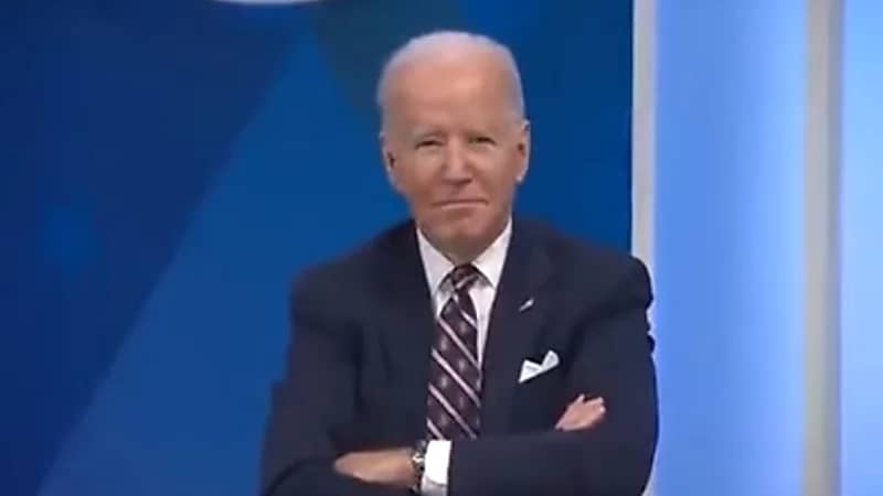 بالفيديو.. بايدن يرد بطريقة غريبة على مراسل سأله عن بوتين
